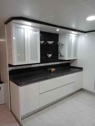 Cocina moderna blanca y negra