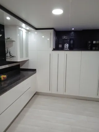 Cocina moderna blanca y negra