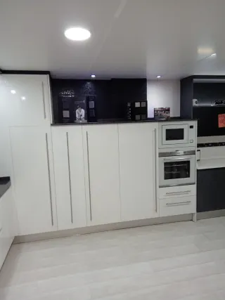 Cocina moderna blanca y negra