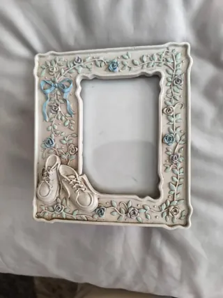 Portarretratos infantil antiguo con zapatos