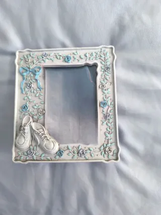 Portarretratos infantil antiguo con zapatos