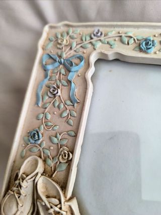 Portarretratos infantil antiguo con zapatos