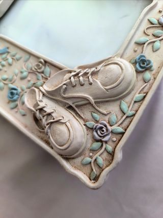 Portarretratos infantil antiguo con zapatos