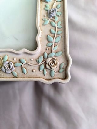 Portarretratos infantil antiguo con zapatos