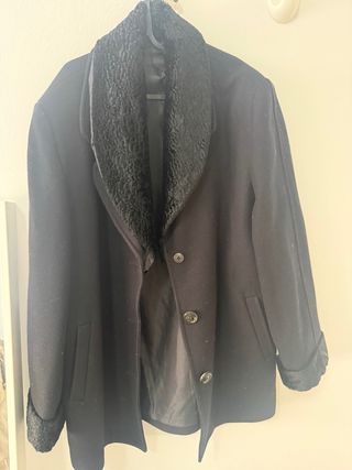 Elegante abrigo negro con cuello de pelo