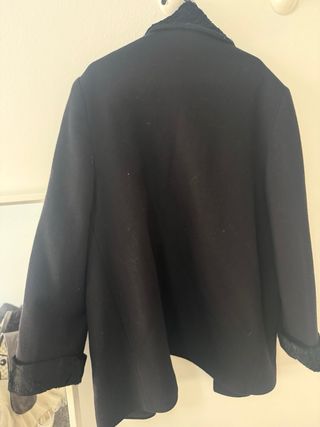 Elegante abrigo negro con cuello de pelo