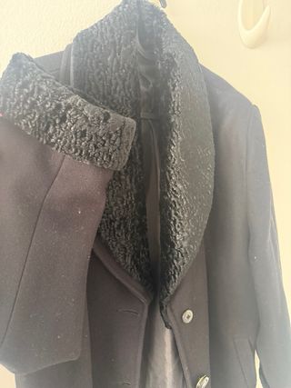 Elegante abrigo negro con cuello de pelo