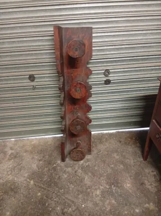 Perchero de madera antiguo con capas