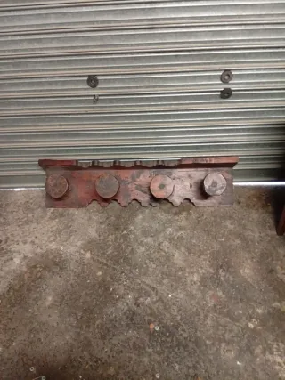 Perchero de madera antiguo con capas