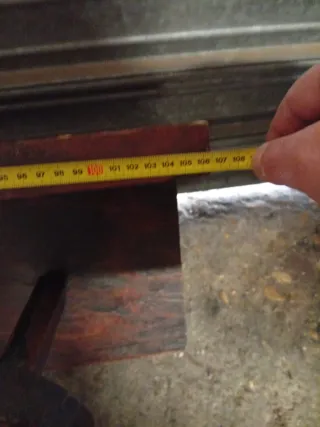 Perchero de madera antiguo con capas