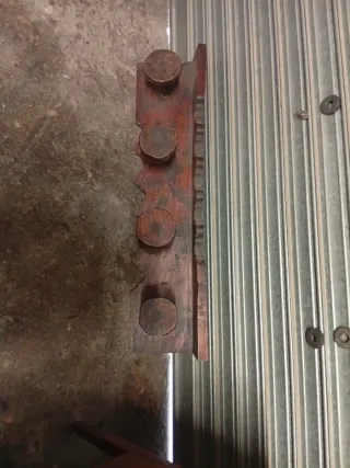 Perchero de madera antiguo con capas