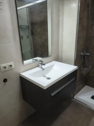 Mueble de baño suspendido madera, incluye espejo.