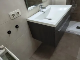 Mueble de baño suspendido madera, incluye espejo.