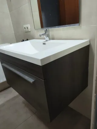 Mueble de baño suspendido madera, incluye espejo.