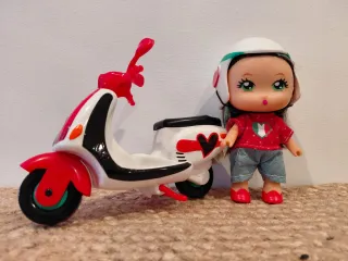 Muñeca con moto scooter