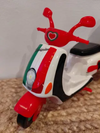 Muñeca con moto scooter