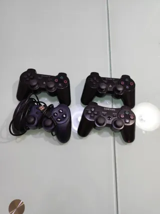 PS3 + 4 mandos + juegos + accesorios.