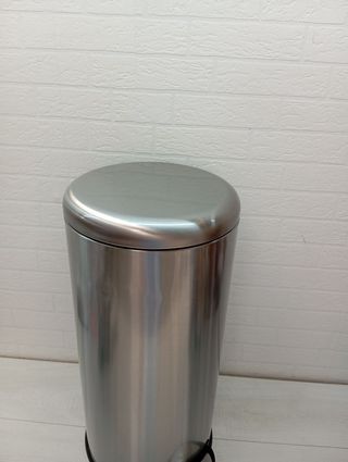 Cubo basura Amazon Basics 30L - Acero