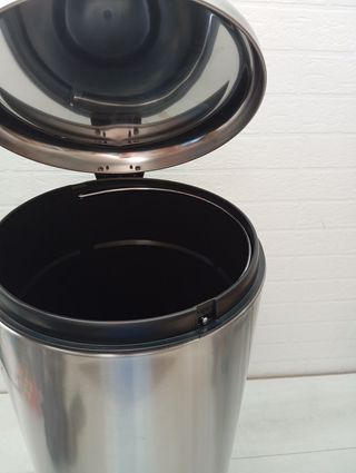 Cubo basura Amazon Basics 30L - Acero