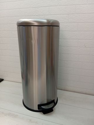 Cubo basura Amazon Basics 30L - Acero