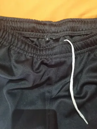 Pantalón deportivo negro con logo