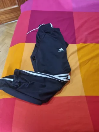Pantalón deportivo negro con logo