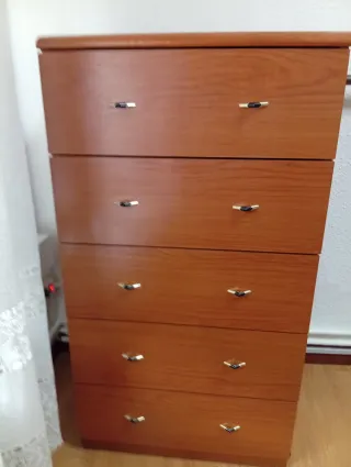 Cajonera de madera con tiradores dorados