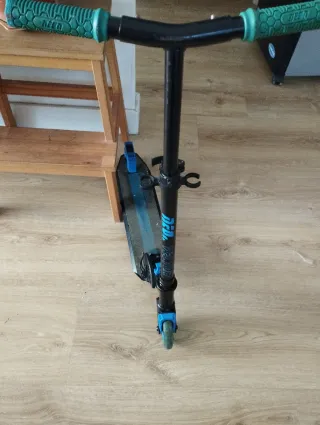 Patinete con luces en ruedas Azul