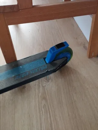 Patinete con luces en ruedas Azul