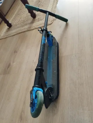 Patinete con luces en ruedas Azul