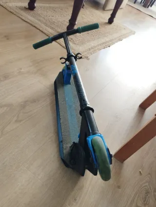 Patinete con luces en ruedas Azul