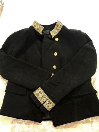 Chaqueta Zara Negra con Bordado Dorado