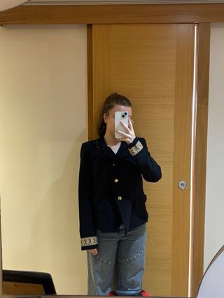 Chaqueta Zara Negra con Bordado Dorado