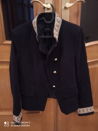 Chaqueta Zara Negra con Bordado Dorado