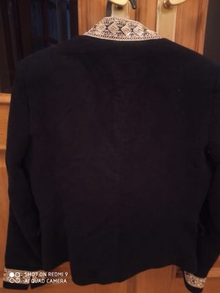 Chaqueta Zara Negra con Bordado Dorado