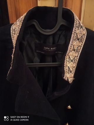 Chaqueta Zara Negra con Bordado Dorado