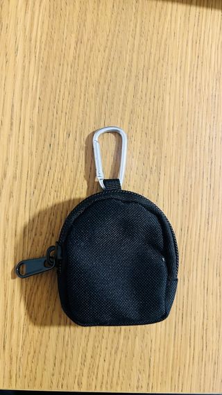 Monedero negro con llavero