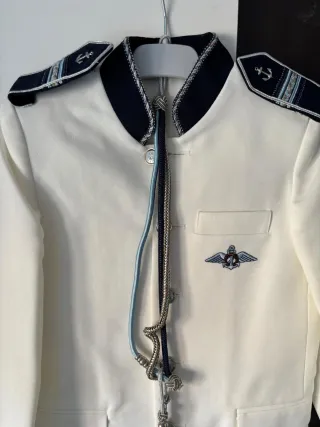 Traje de almirante blanco y azul