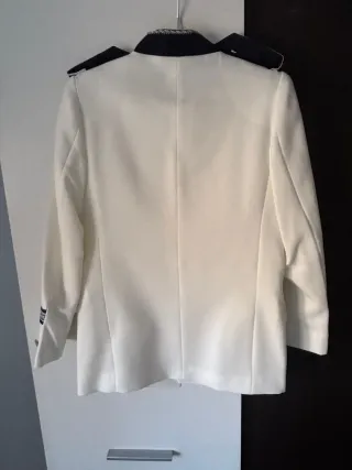 Traje de almirante blanco y azul