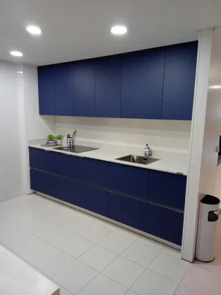 Cocina azul y blanca