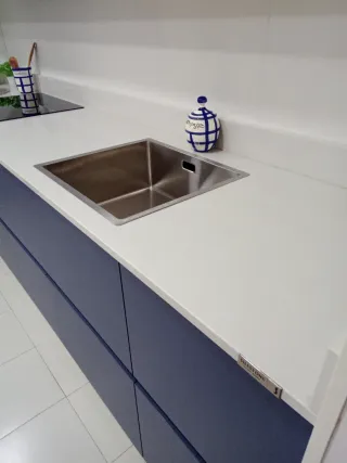 Cocina azul y blanca