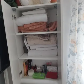 Mueble blanco y plateado con puertas de cristal