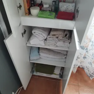 Mueble blanco y plateado con puertas de cristal