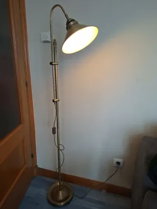 Lámpara de pie dorada de metal