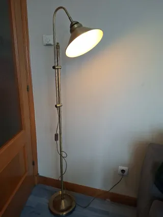 Lámpara de pie dorada de metal