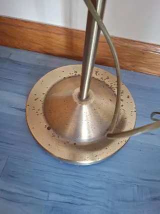 Lámpara de pie dorada de metal