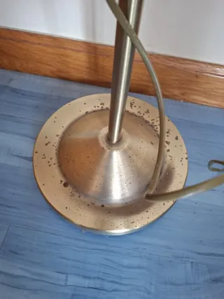 Lámpara de pie dorada de metal