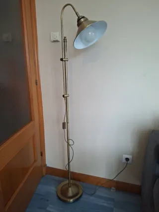 Lámpara de pie dorada de metal