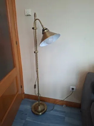 Lámpara de pie dorada de metal