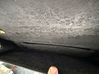 Bolso de mano negro con cadena dorada